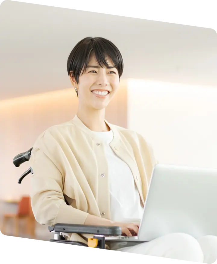 車椅子で働く女性の写真