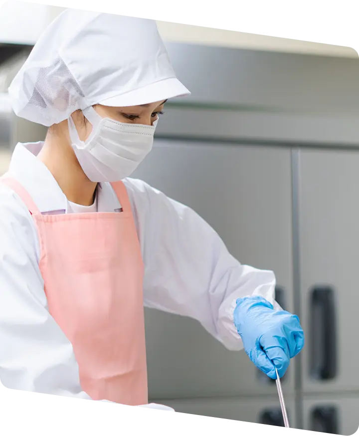 工場で働く女性の写真