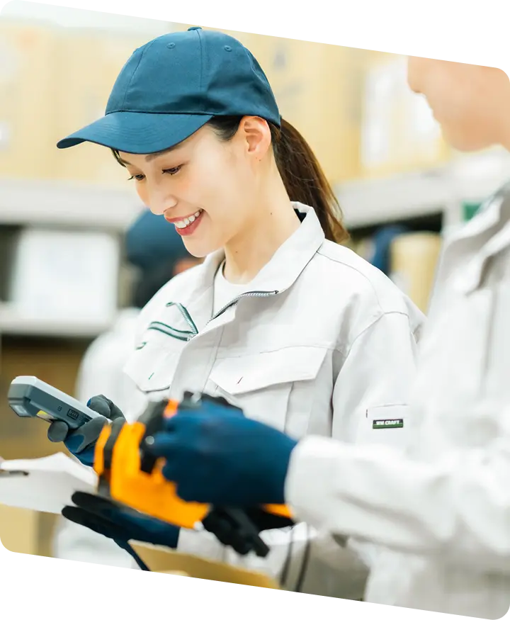 工場で働く女性の写真