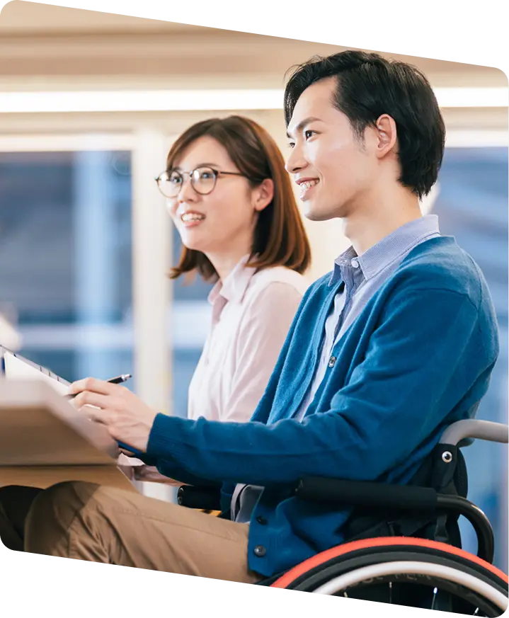 車椅子で働く男性の写真